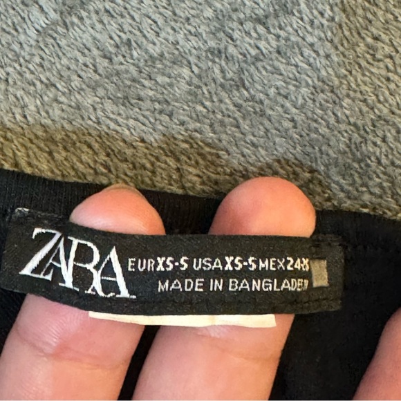 Zara Black Asymmetrical Sleeveless Tank Top

#1127 - Picture 4 of 5